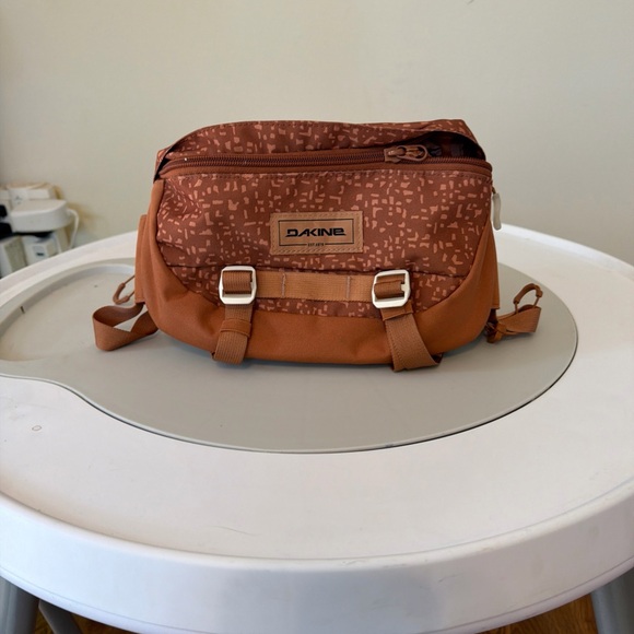 Dakine Hot Laps 2L Sierra Fossil Hydration Waist Pack Hike Cycle Camp Gear
